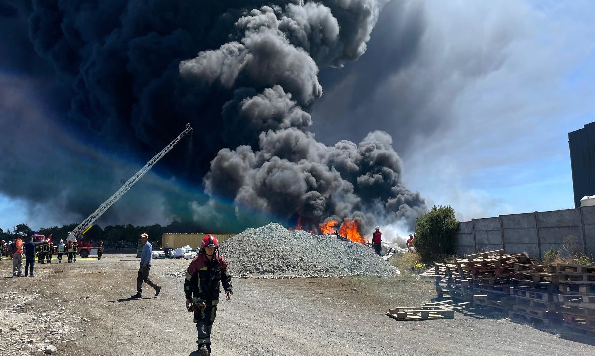 Incendio industrial en Puerto Montt: autoridades evalúan impacto del humo tóxico