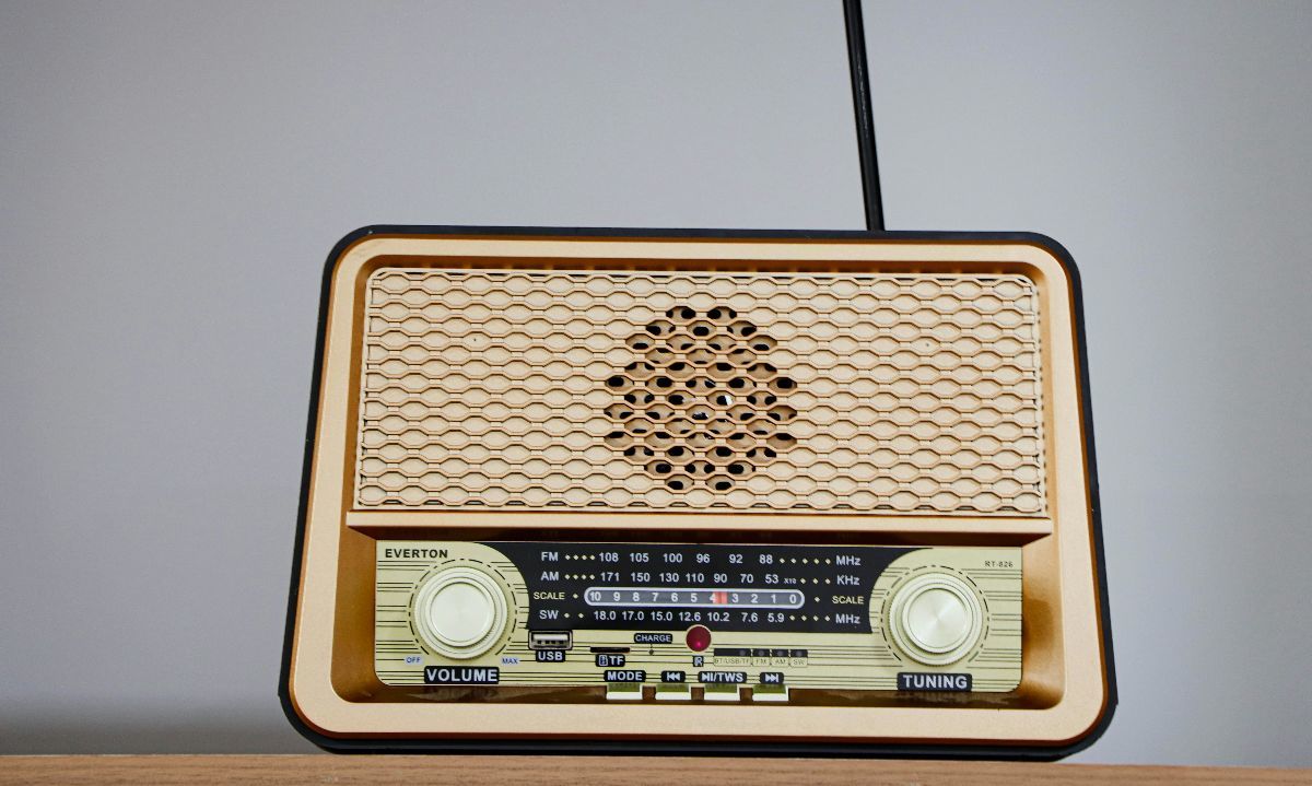 La radio se reinventa en Chile: más de 10 horas de escucha semanal y crecimiento en plataformas digitales