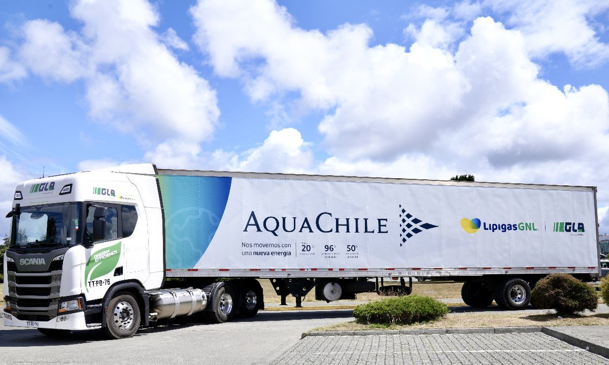 Nueva flota de camiones a GNL reduce emisiones en el transporte de salmón entre Puerto Montt y Santiago