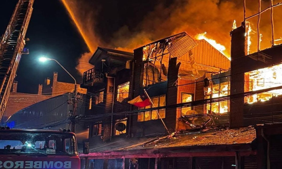 Incendio en Ancud consume una cuadra histórica de la ciudad 