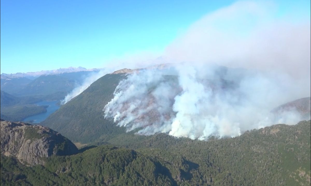 Precipitaciones en la cordillera ayudan a frenar avance de incendio proveniente de Argentina