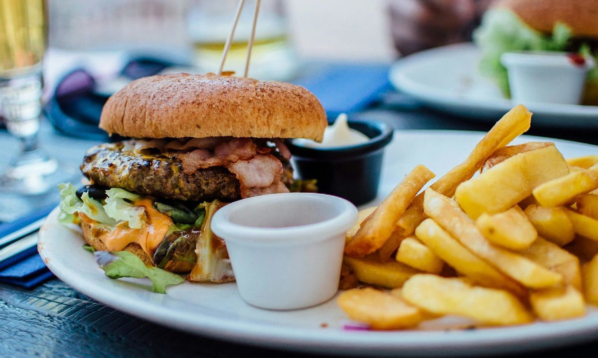 Venta de comida rápida creció 9,5% en el último trimestre de 2024  pero consumo promedio por boleta mostró una tendencia a la baja