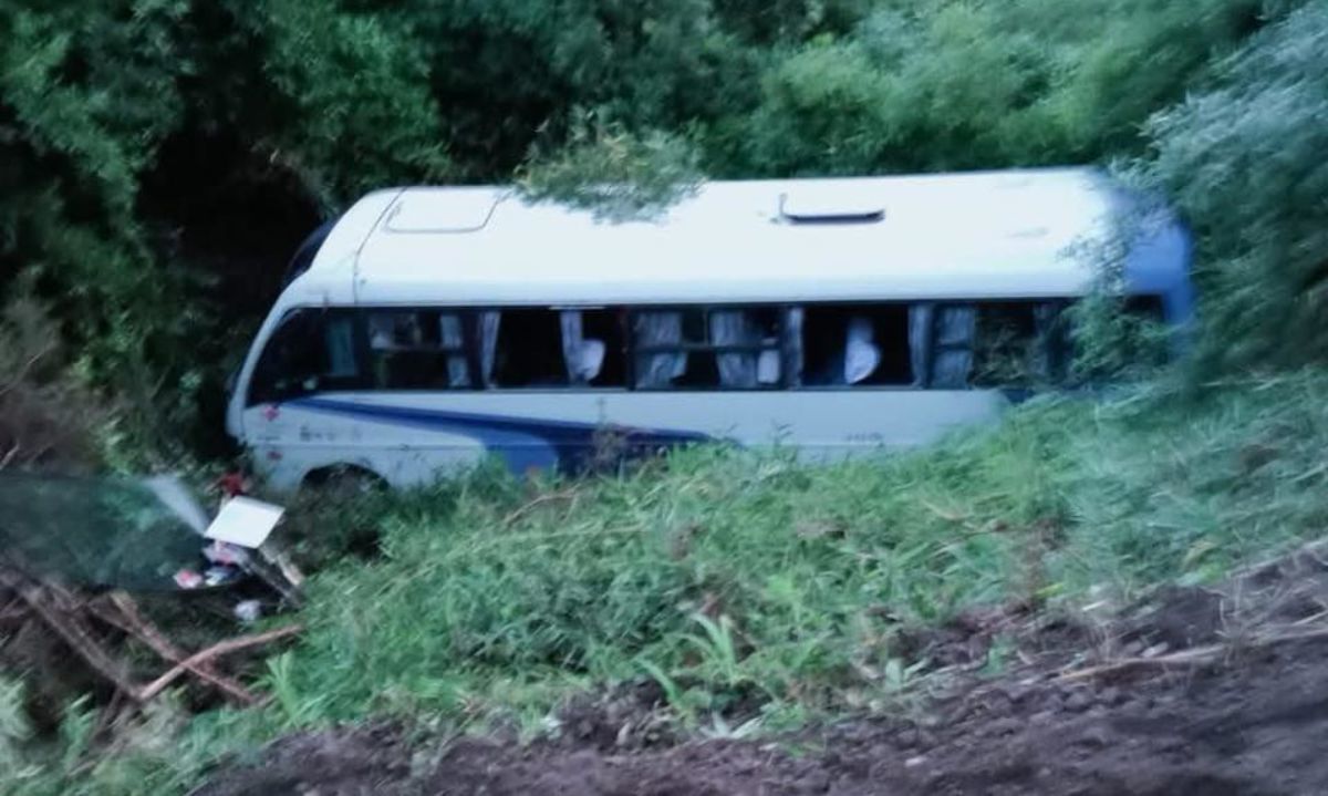 Bus con 26 pasajeros sufre accidente en Cochamó sin heridos de gravedad