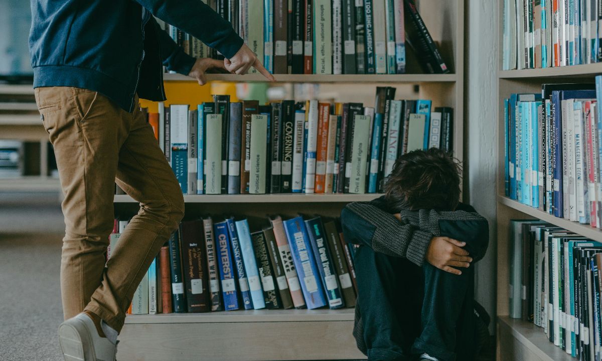 Foto de Mikhail Nilov: https://www.pexels.com/es-es/foto/libros-colegio-escuela-nino-7929375/