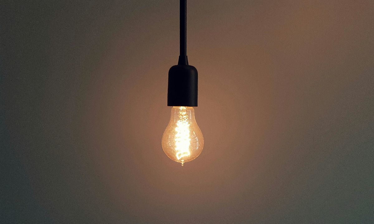 Foto de Burak The Weekender: https://www.pexels.com/es-es/foto/lampara-colgante-encendida-132340/