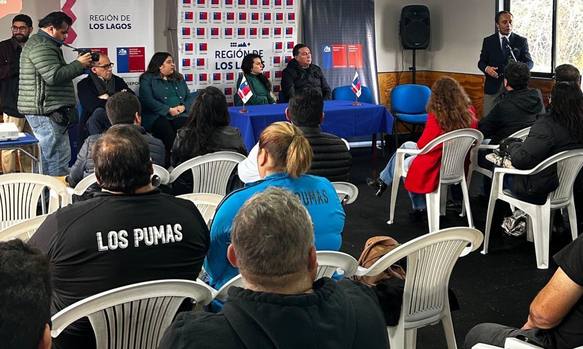 Ministro Jaime Pizarro entrega fondos a organizaciones deportivas e inaugura complejo en Puerto Varas