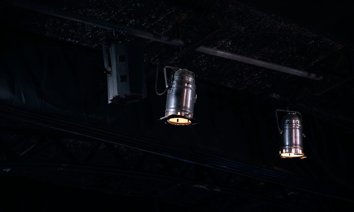 Foto de Mike González: https://www.pexels.com/es-es/foto/luces-oscuro-lamparas-techo-26843107/