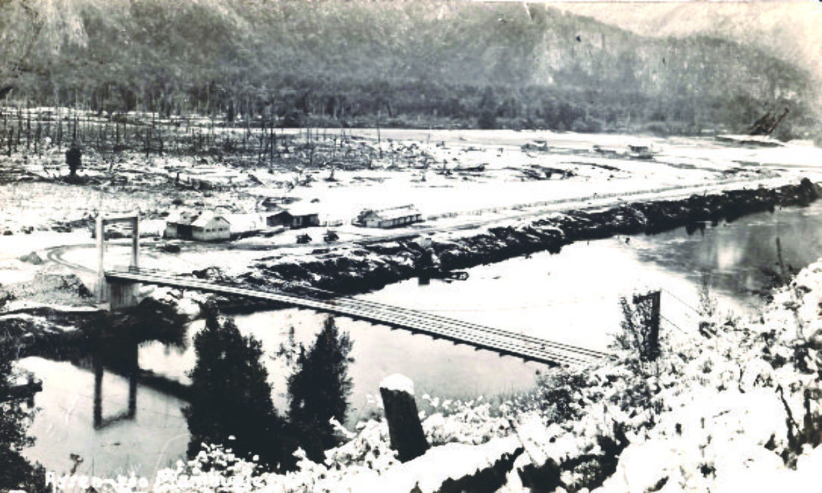 El camino Coyhaique-Aysén era un riesgo constante en 1920. Incontables accidentes fatales ocurrieron ahí. La foto muestra el río Mañihuales, El Balseo, antes de llegar a Puerto Aysén. Foto Rabah, Museo Regional Aysén.