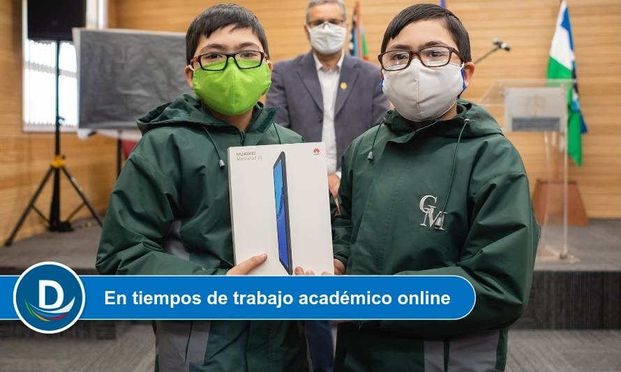 Estudiantes de Llanquihue recibieron tablets con internet