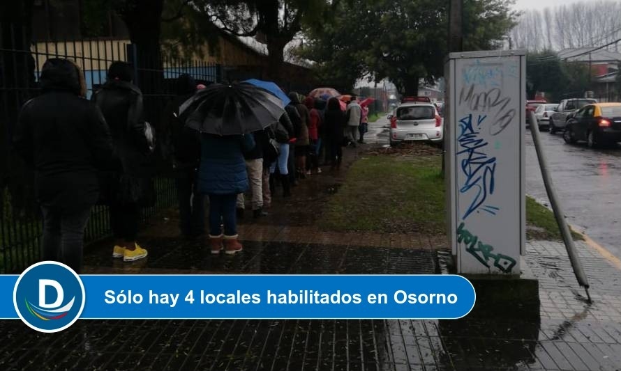 La helada y lluviosa espera por una vacuna contra Covid 