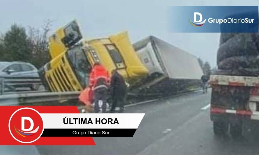 Camión permanece volcado en la Ruta 5  