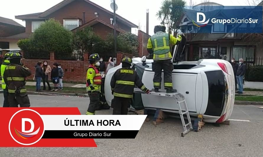 Una mujer resultó lesionada tras quedar atrapada en vehículo volcado 