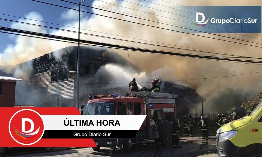 Incendio afecta Centro Cultural de Quellón